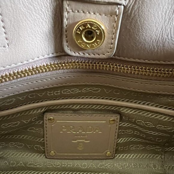 GORGEOUS SOFT LEATHER PRADA 2 WAY BAG - Picture 2 of 16